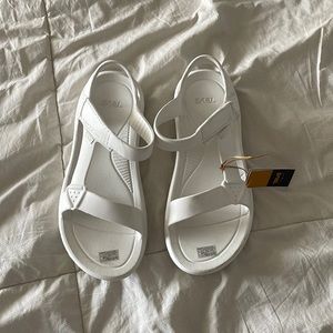 new with tags women’s white rubber tevas (hurricane drift)